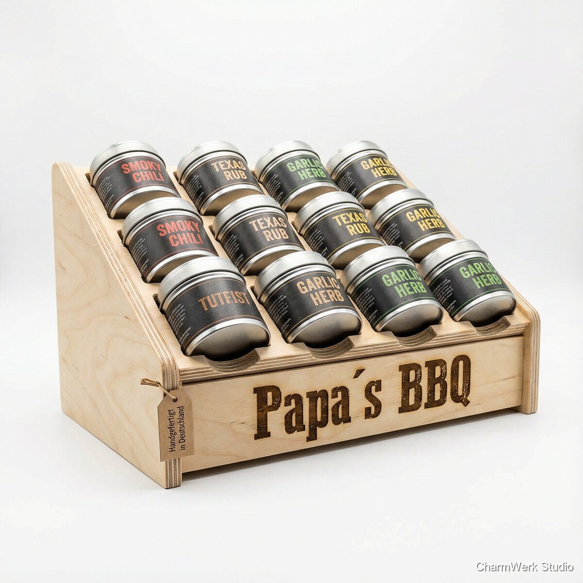 „Papa’s BBQ“-Gewürzregal mit schrägen Reihenschlitzen