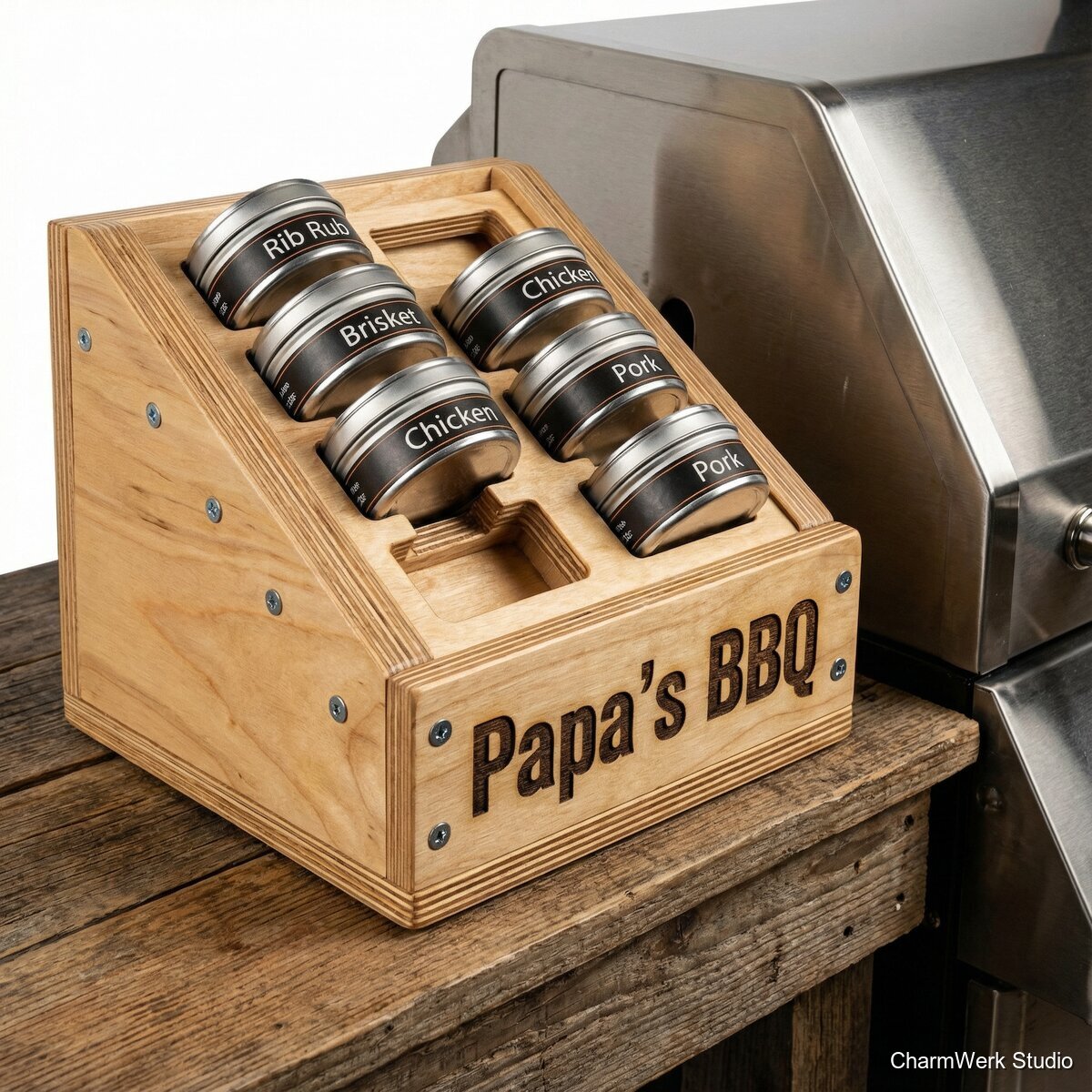 „Papa’s BBQ“-Gewürzregal mit schrägen Reihenschlitzen - Seitenansicht