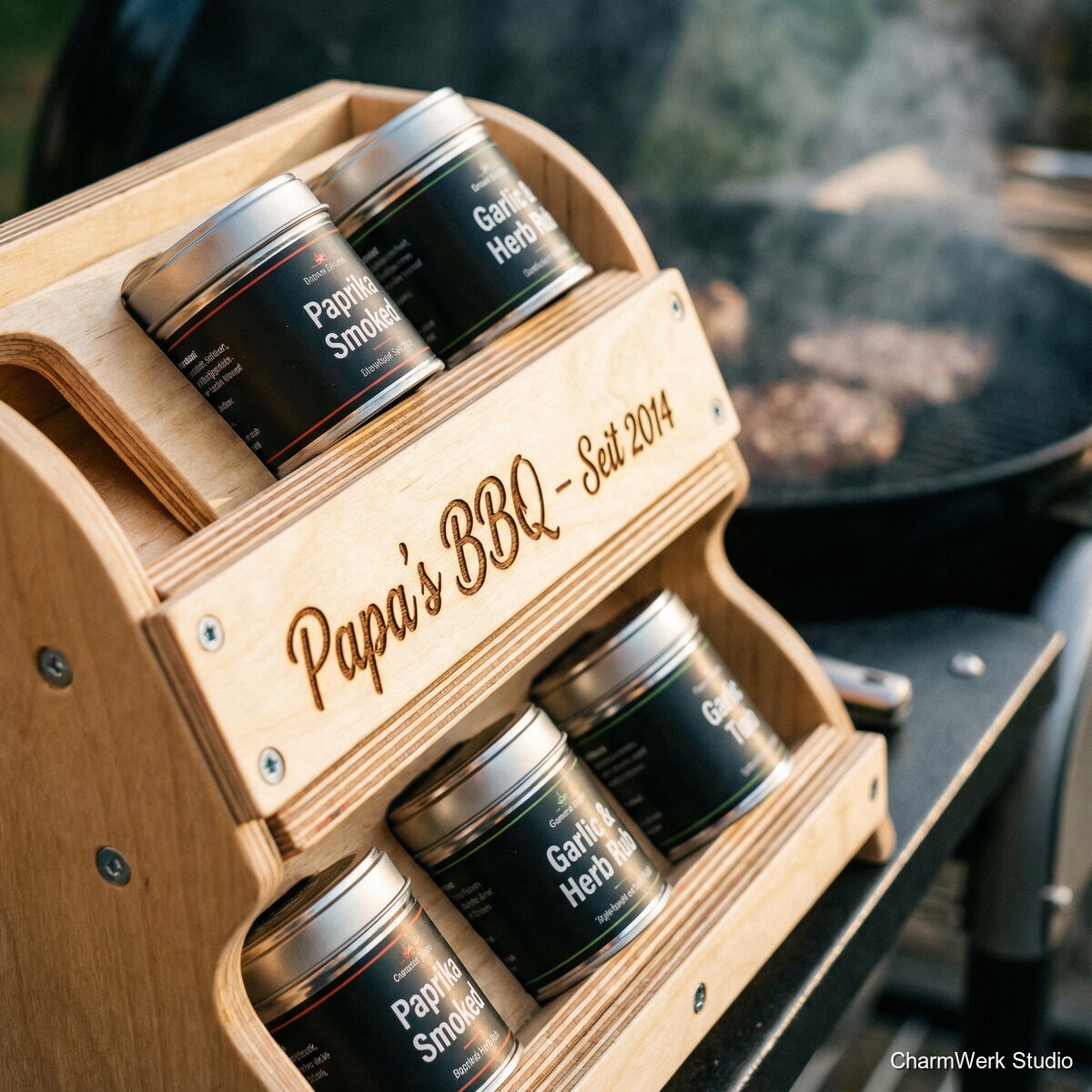 „Papa’s BBQ“-Gewürzregal mit schrägen Reihenschlitzen - Detailansicht