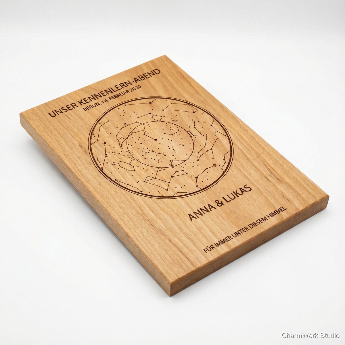 Sternenkarte eures Kennenlern-Abends auf Holz - Seitenansicht