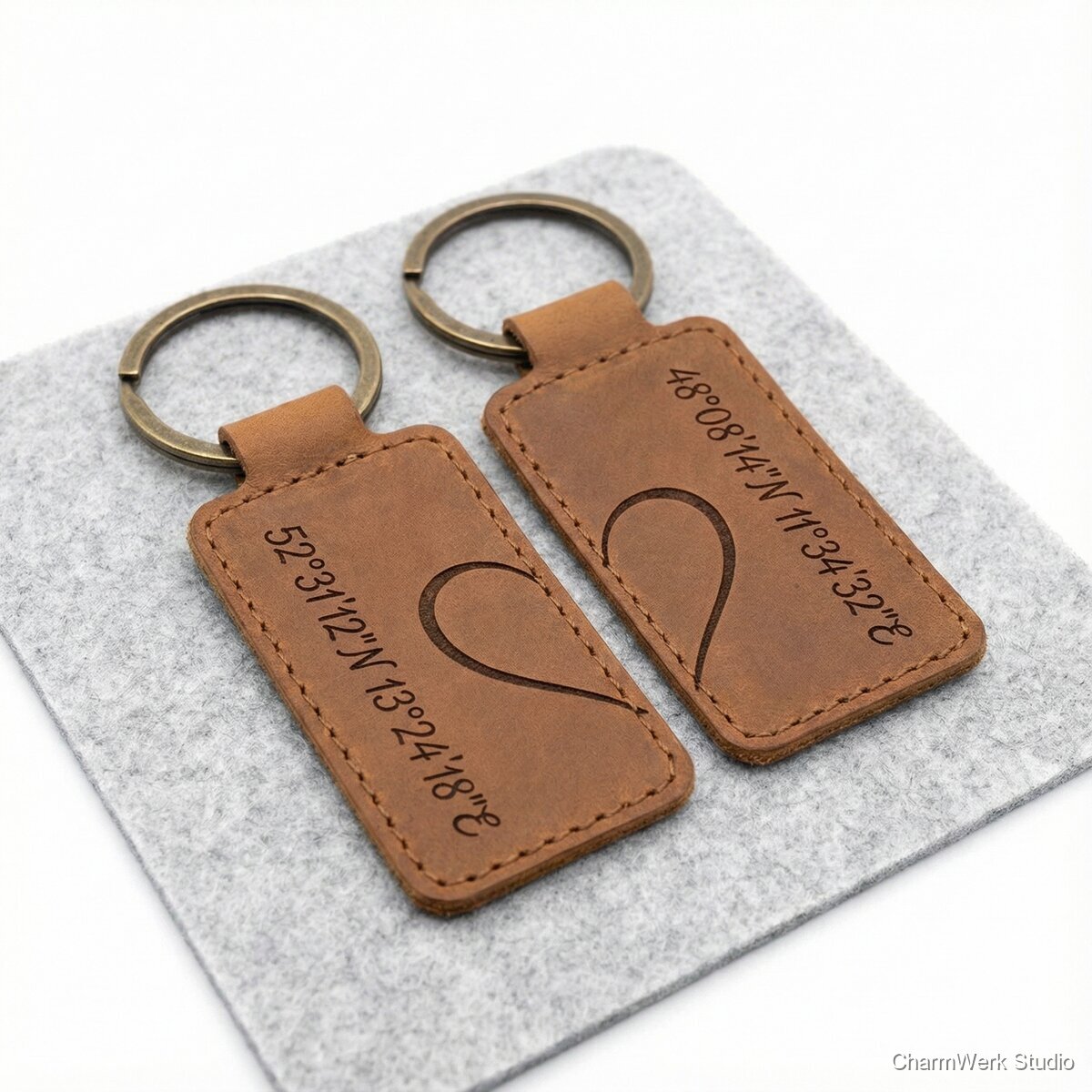 Paar-„Koordinaten“-Schlüsselanhänger-Set aus Leder