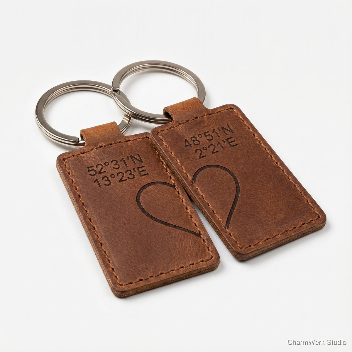 Paar-„Koordinaten“-Schlüsselanhänger-Set aus Leder - Seitenansicht