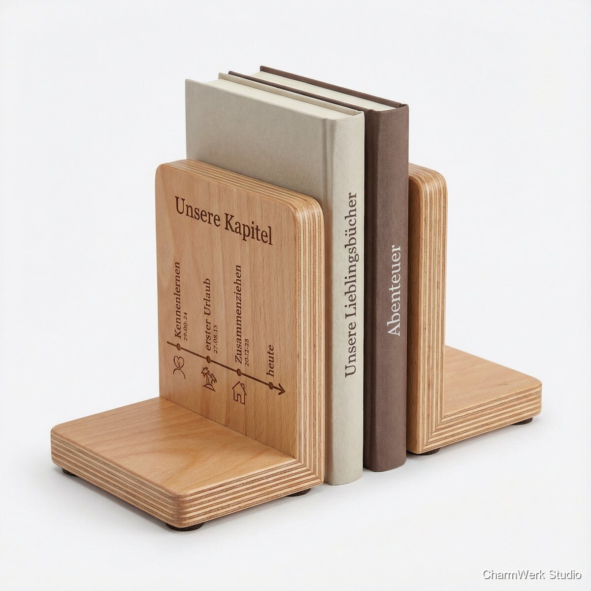 „Unsere Kapitel“-Buchstützen mit Timeline-Gravur - Seitenansicht