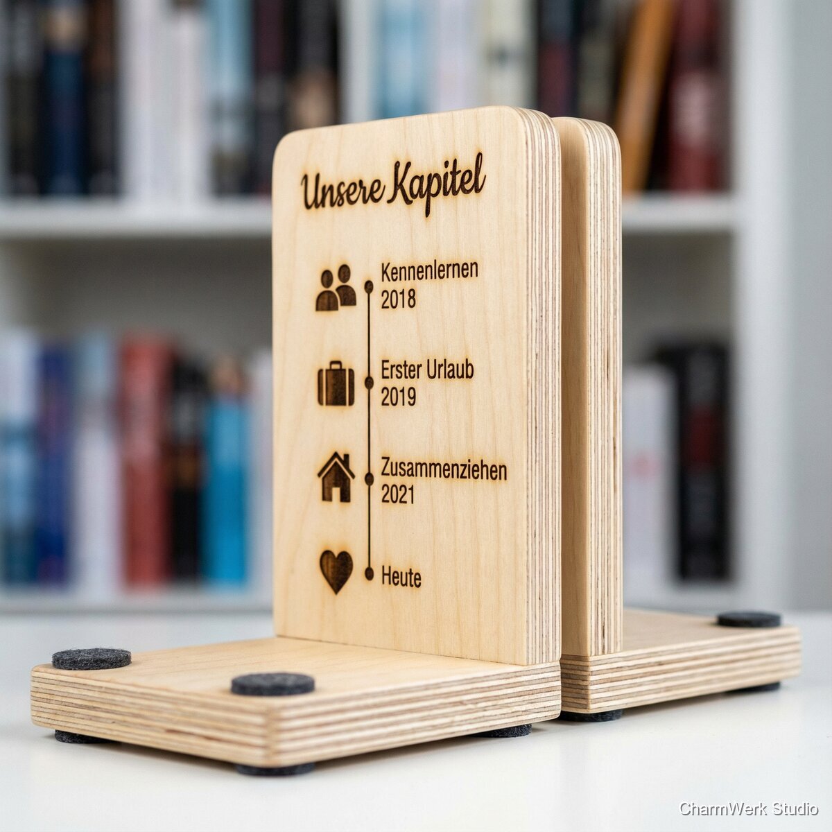 „Unsere Kapitel“-Buchstützen mit Timeline-Gravur - Detailansicht