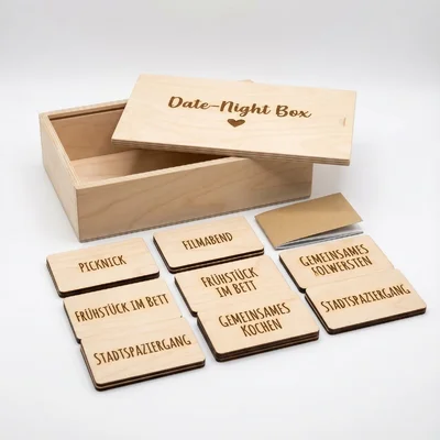 „Date-Night“-Gutscheinbox mit 12 gravierten Karten