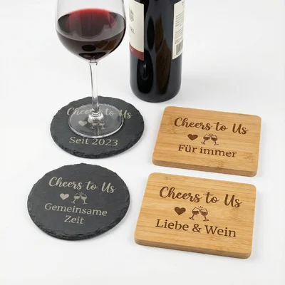 Weinglas-Untersetzer-Set „Cheers to Us“