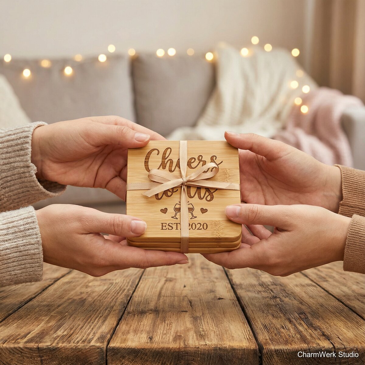 Weinglas-Untersetzer-Set „Cheers to Us“ - Lifestyle