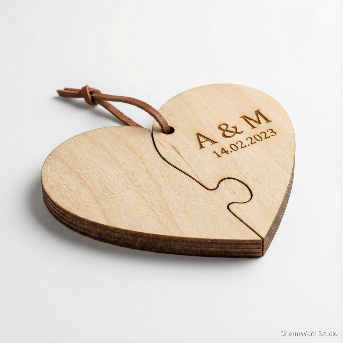 Herz-Puzzle aus Holz mit Initialen - Seitenansicht