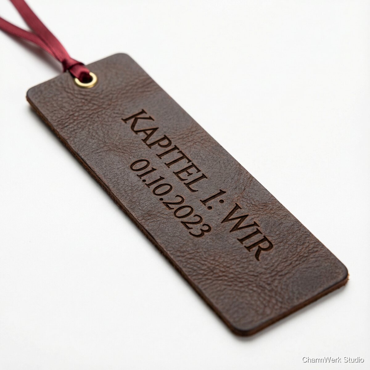 Graviertes Leder-Lesezeichen mit Liebeskapitel - Seitenansicht