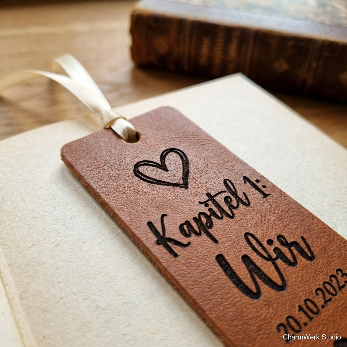 Graviertes Leder-Lesezeichen mit Liebeskapitel - Detailansicht