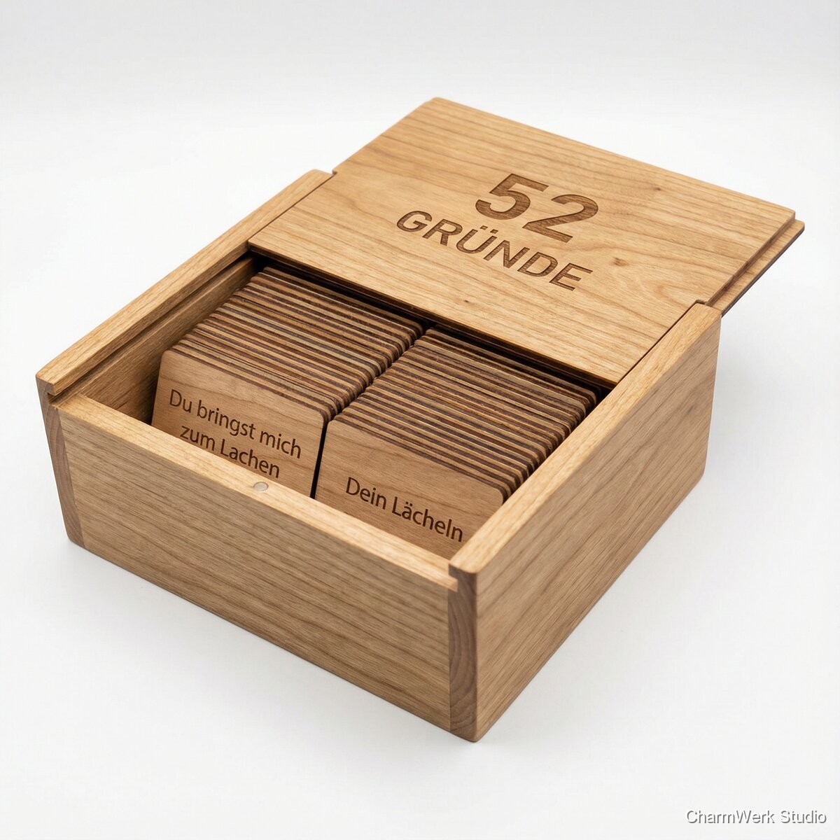 „52 Gründe“-Kartenbox mit graviertem Deckel - Seitenansicht