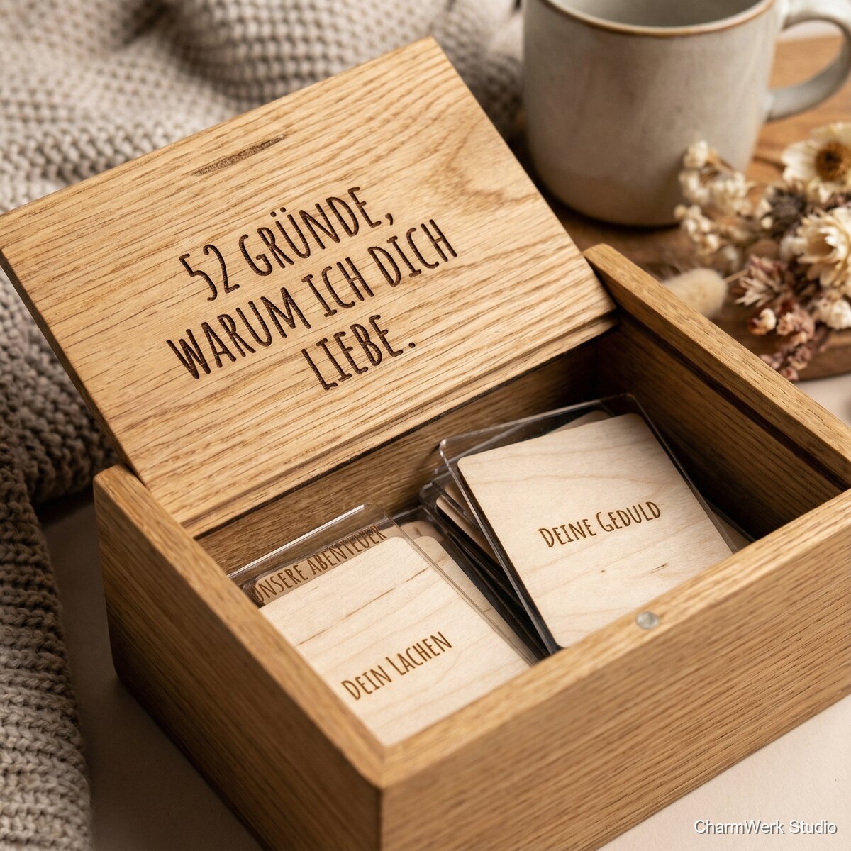 „52 Gründe“-Kartenbox mit graviertem Deckel - Detailansicht