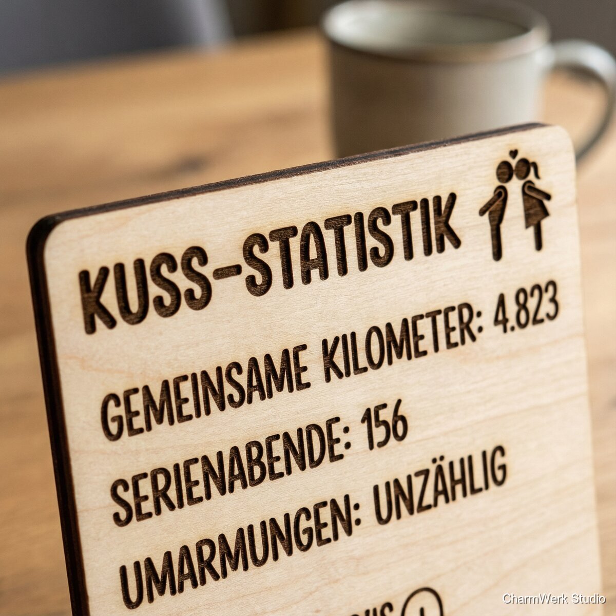 CNC-gefräste „Kuss-Statistik“-Tafel humorvoll - Detailansicht