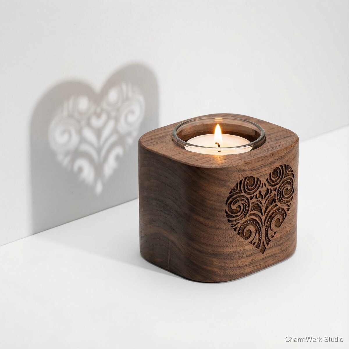 Kerzenhalter aus Holz mit Schattenbotschaft - Seitenansicht