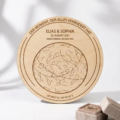 Personalisierte Sternkarte auf Holzplatte