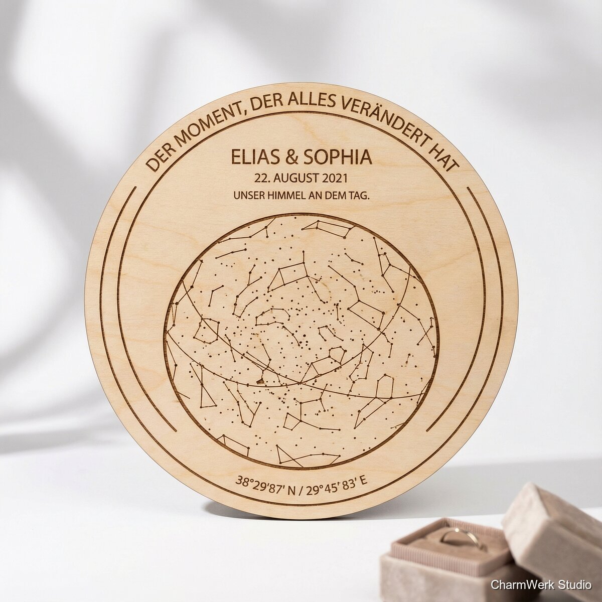 Personalisierte Sternkarte auf Holzplatte