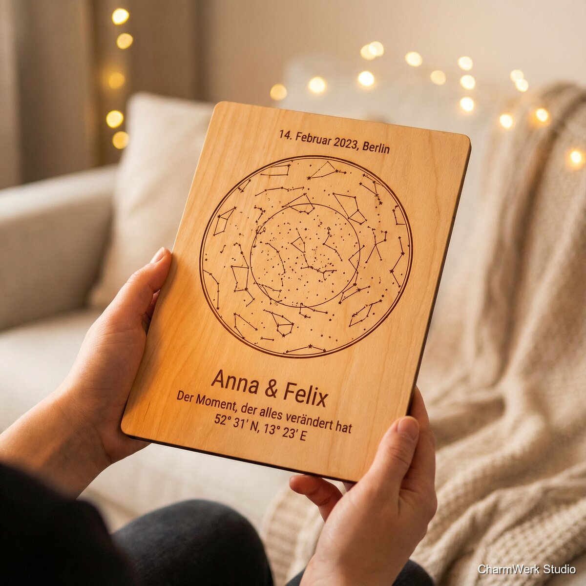 Personalisierte Sternkarte auf Holzplatte - Lifestyle