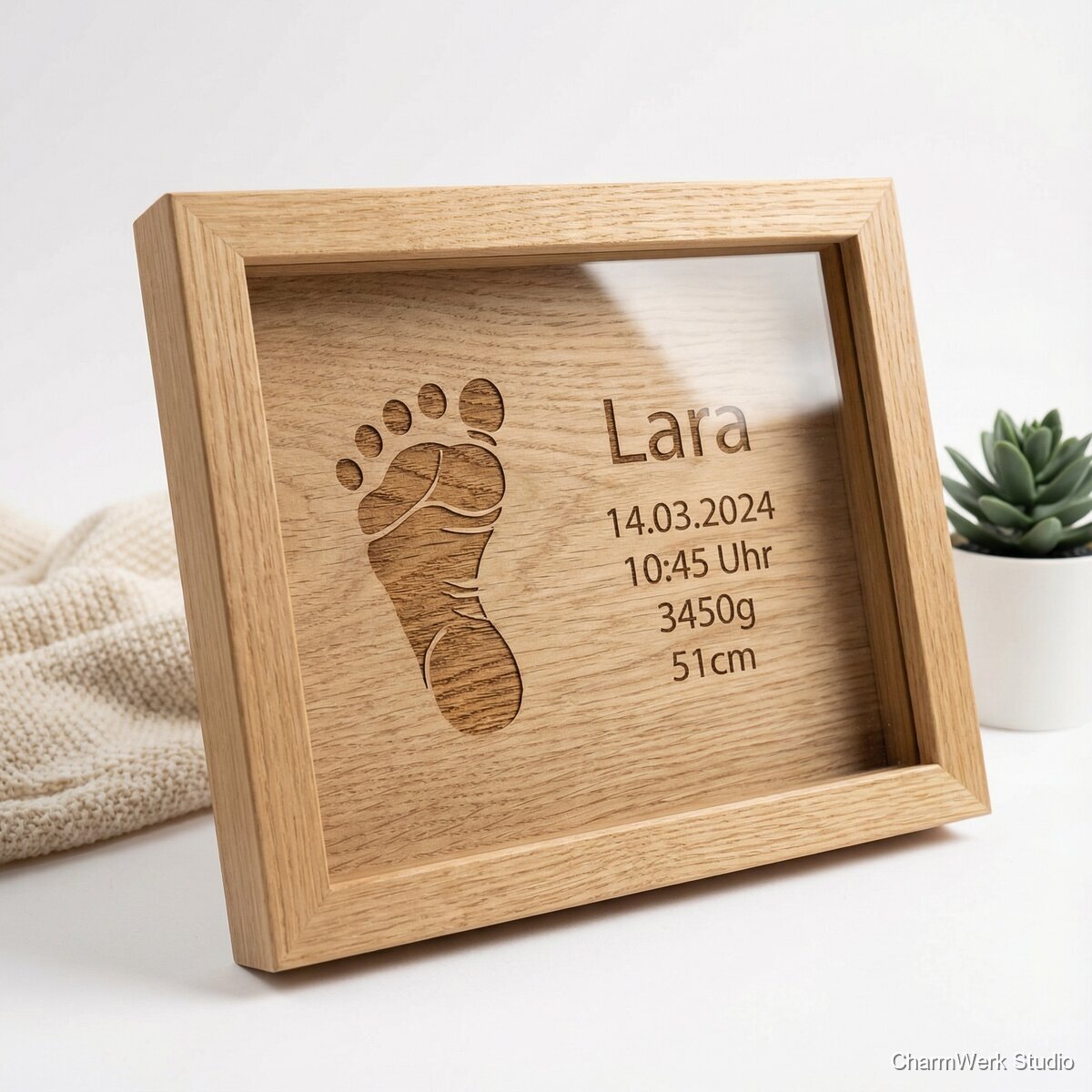 Erinnerungsrahmen mit Baby-Daten und Fußabdruck-Optik - Seitenansicht