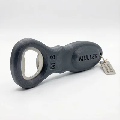 Personalisierter Flaschenöffner mit Fingergriff