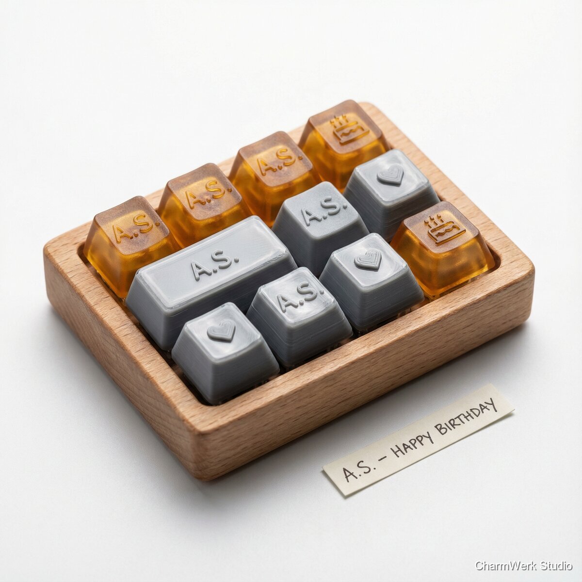 Custom Keycap-Set mit Initialen und Symbolen - Seitenansicht