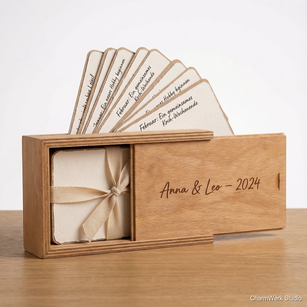 Personalisierte „Bucket-List“-Box mit 12 Monatskarten - Seitenansicht