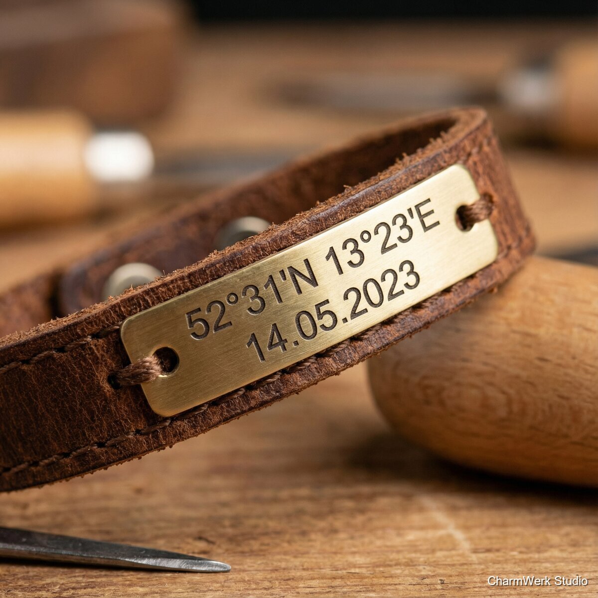 Lasergraviertes Leder-Armband mit Koordinaten & Datum - Detailansicht