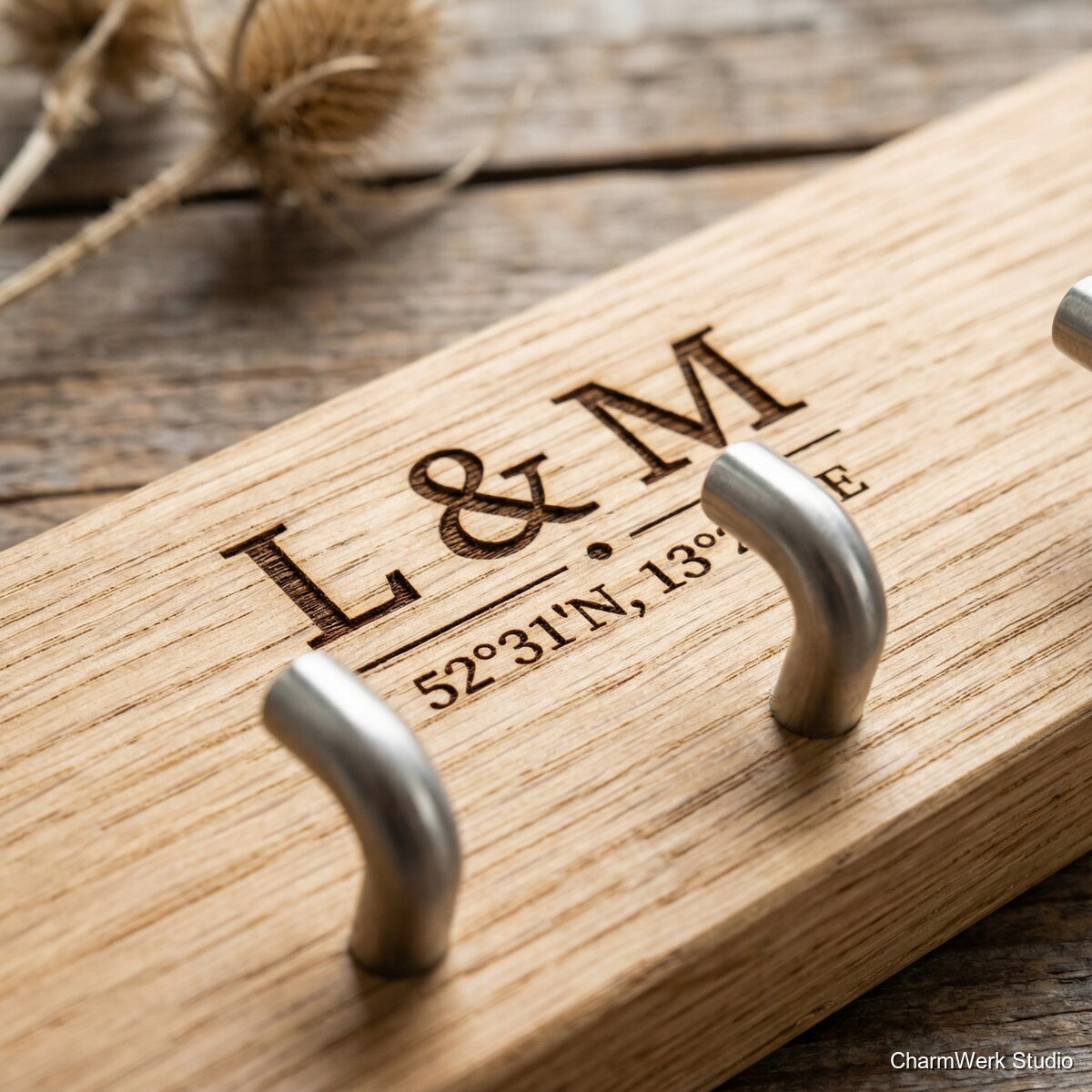 Graviertes Paar-Schlüsselbrett mit zwei Haken - Detailansicht