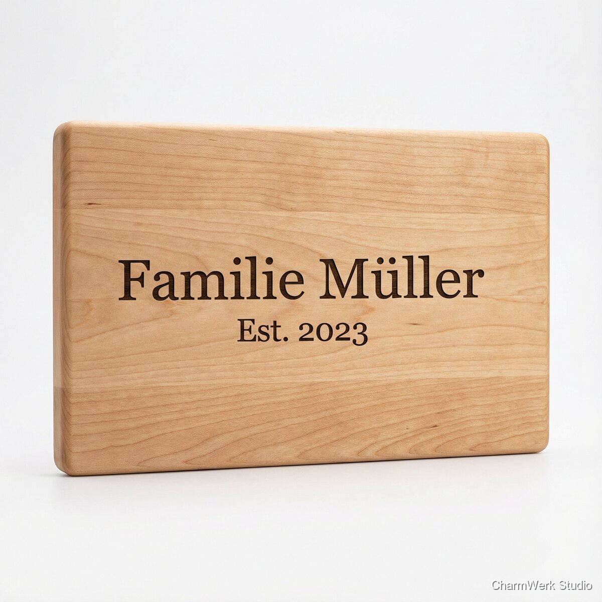 CNC-Schneidebrett mit Familienname und Datum