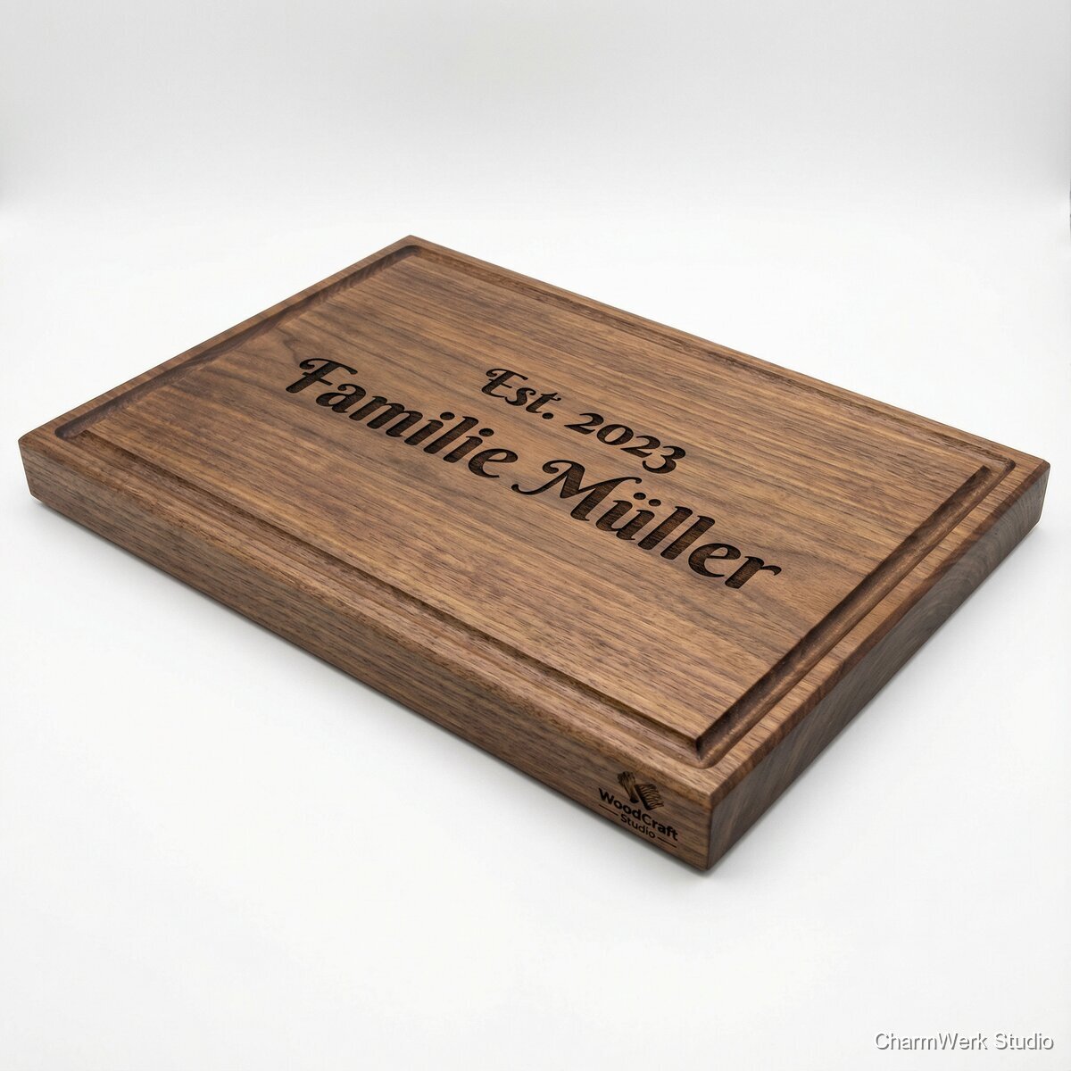 CNC-Schneidebrett mit Familienname und Datum - Seitenansicht