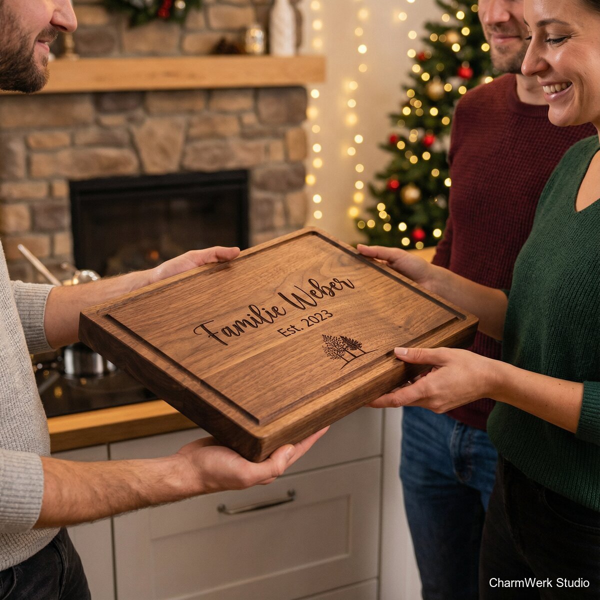 CNC-Schneidebrett mit Familienname und Datum - Lifestyle
