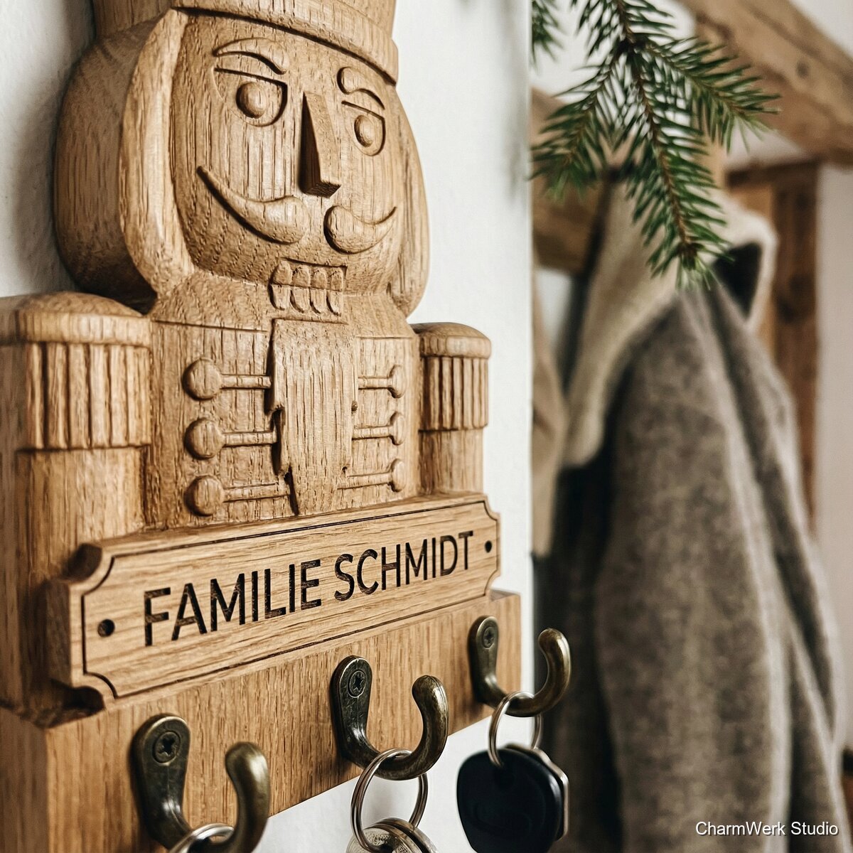 CNC-gefräster Nussknacker-Schlüsselhalter für die Diele - Detailansicht