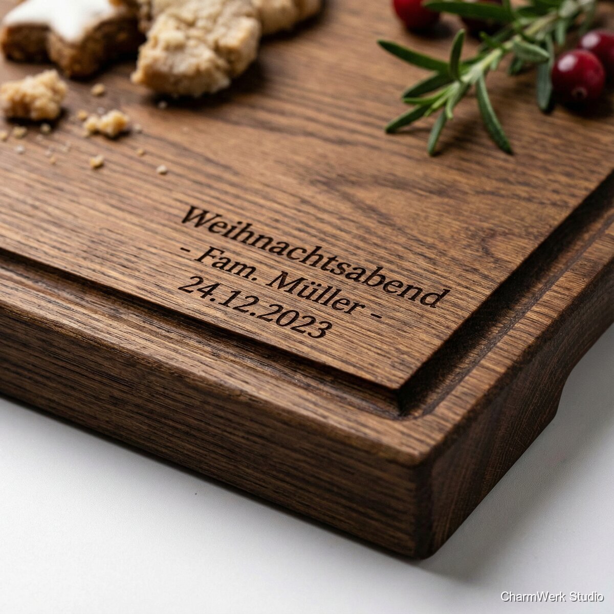 CNC-Servierbrett „Weihnachtsabend“ mit Gravur und Saftrille - Detailansicht
