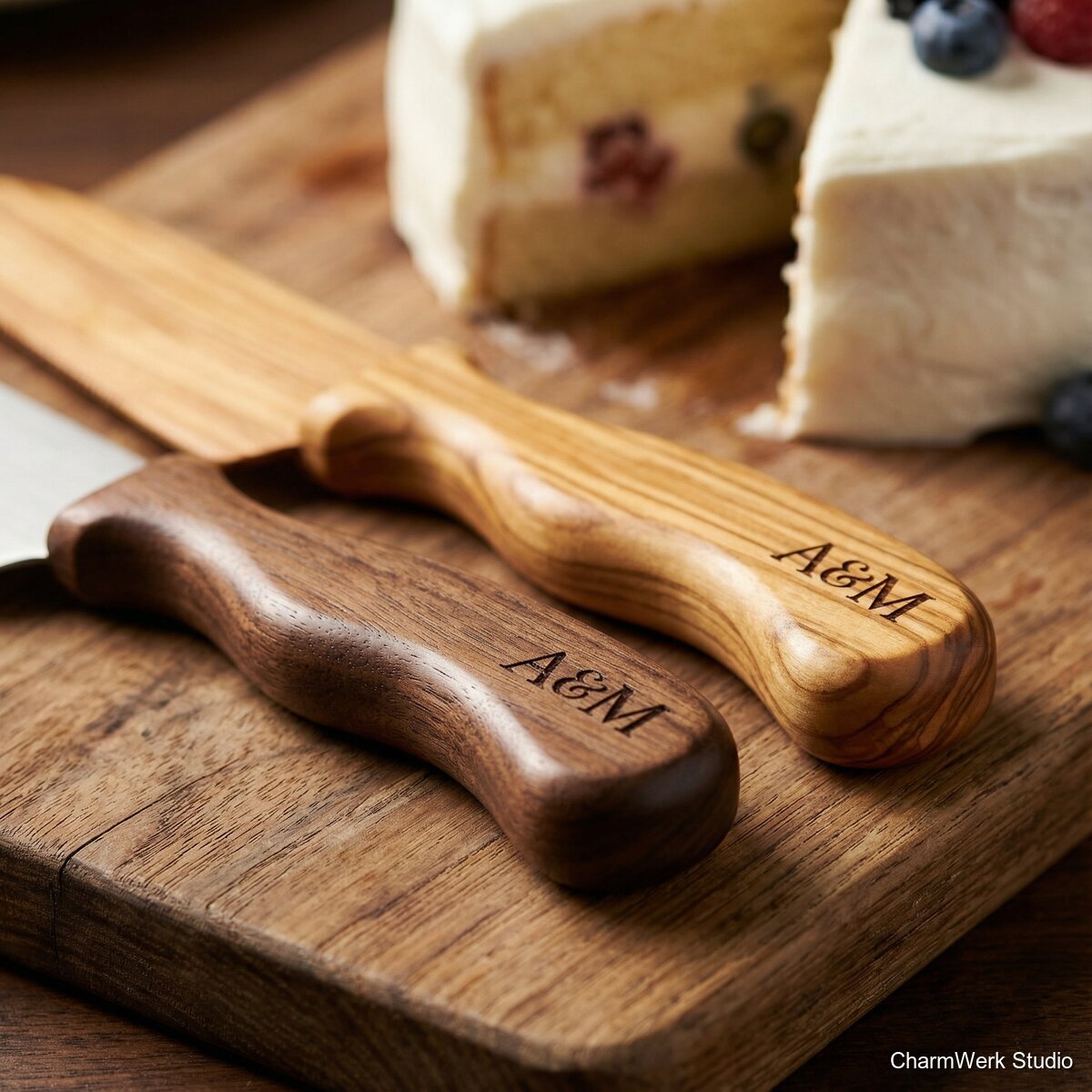 Tortenmesser-Set: CNC-Holzgriffe mit Monogramm - Detailansicht