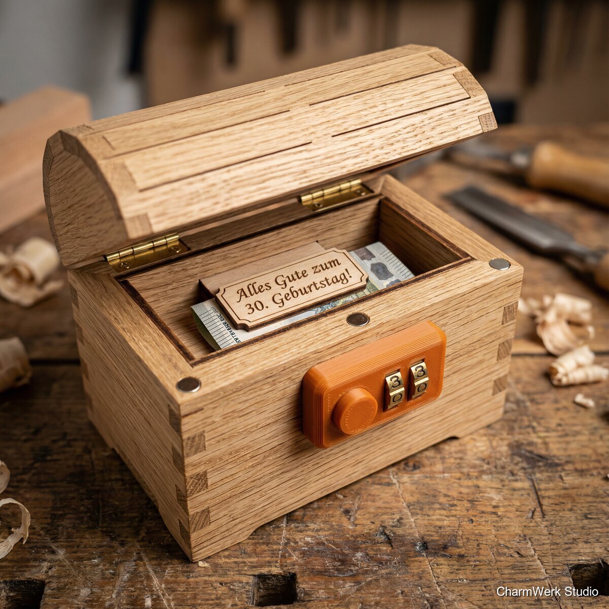 Geburtstags-Schatzkiste mit Zahlenschloss und Geheimfach - Detailansicht