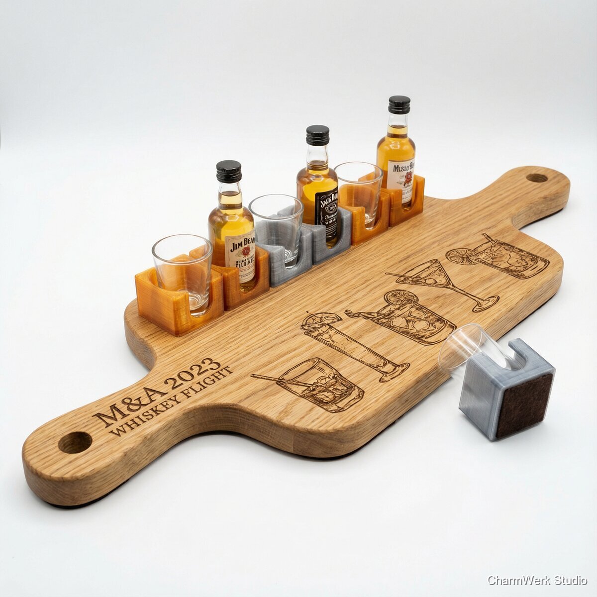 Mini-Bar-Board: graviertes Brett mit 3D-Flaschenhaltern - Seitenansicht