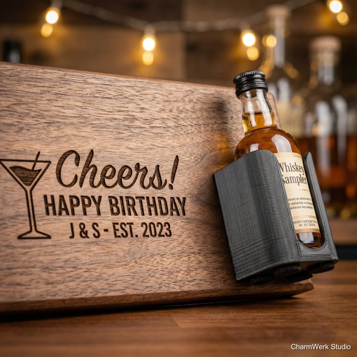 Mini-Bar-Board: graviertes Brett mit 3D-Flaschenhaltern - Detailansicht