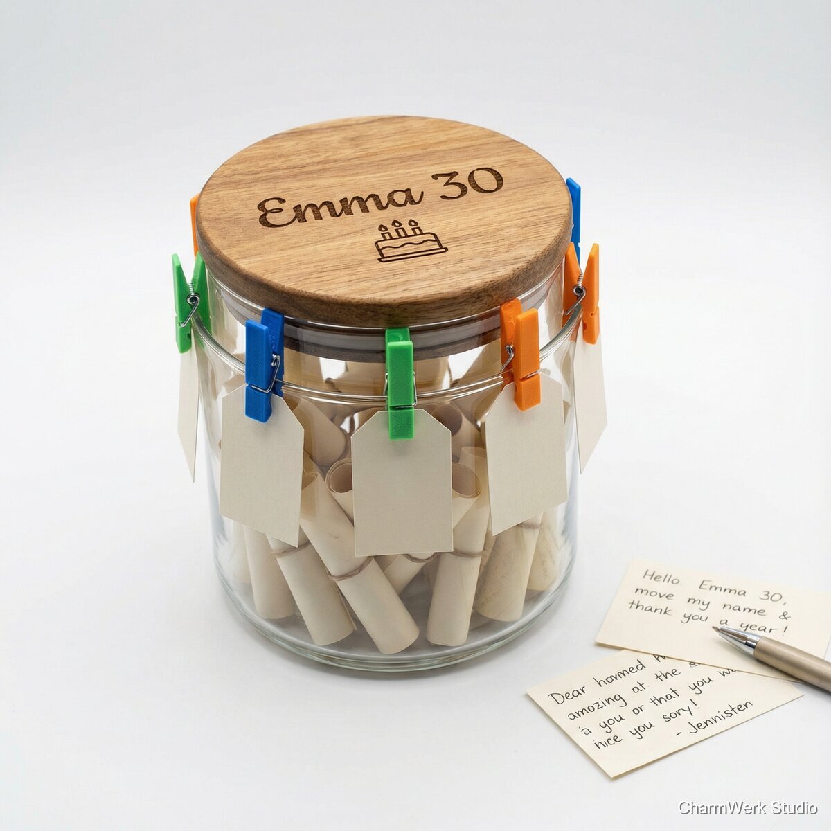 Geburtstags-Erinnerungsglas mit graviertem Deckel und 3D-Labels - Seitenansicht