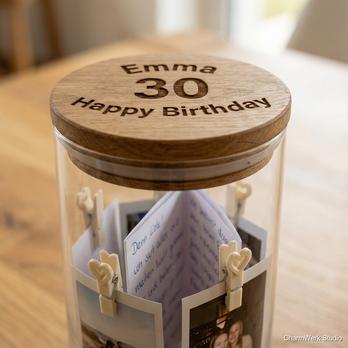 Geburtstags-Erinnerungsglas mit graviertem Deckel und 3D-Labels - Detailansicht