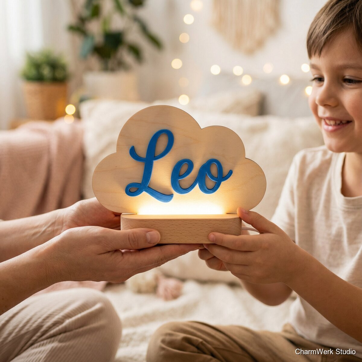 CNC-Namensschild mit 3D-Schriftzug und LED-Sockel - Lifestyle