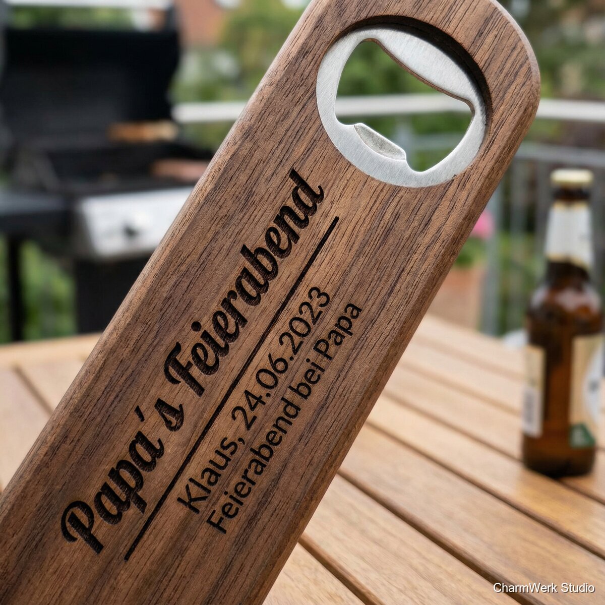 Flaschenöffner aus Holz mit Gravur „Papa’s Feierabend“ - Detailansicht