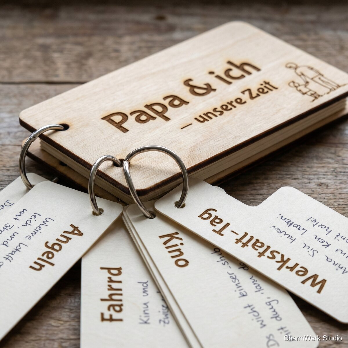 „Papa & ich“-Gutscheinbuch aus Holzcover - Detailansicht