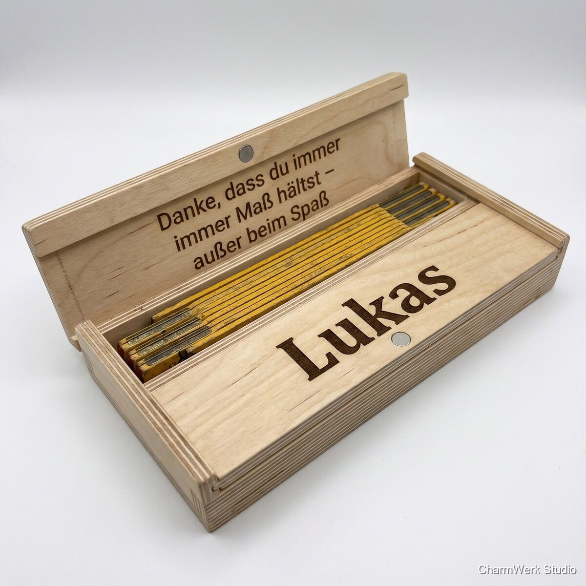 Graviertes Zollstock-Holzetui mit Widmung - Seitenansicht