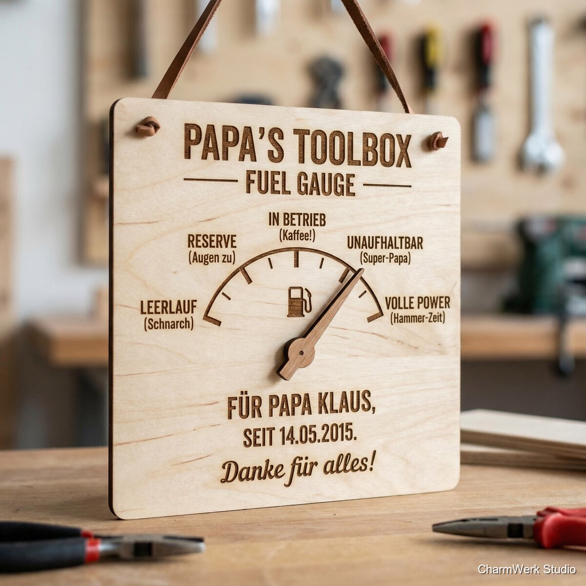 Personalisierte Papa-Toolbox-Füllstandsanzeige aus Holz - Detailansicht