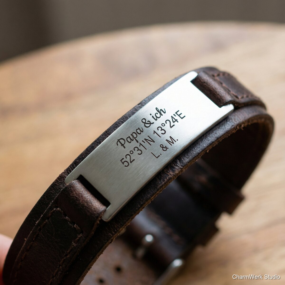Lasergraviertes Leder-Armband „Papa & ich“ mit Koordinaten - Detailansicht