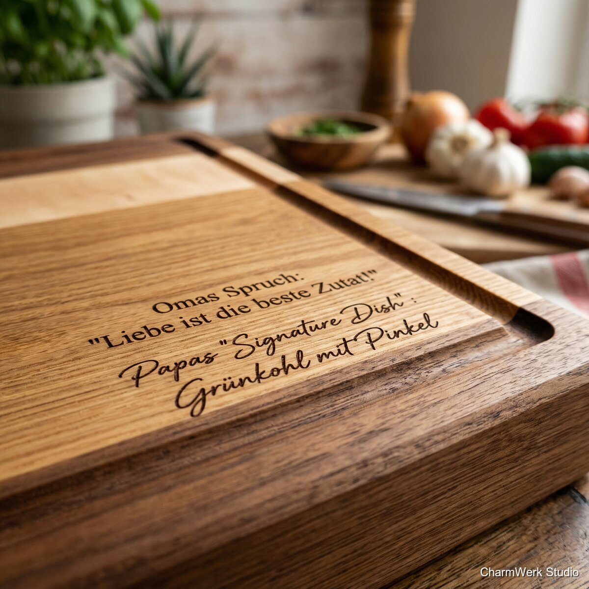 CNC-gefrästes Schneidebrett „Familienrezept“ mit Gravur - Detailansicht