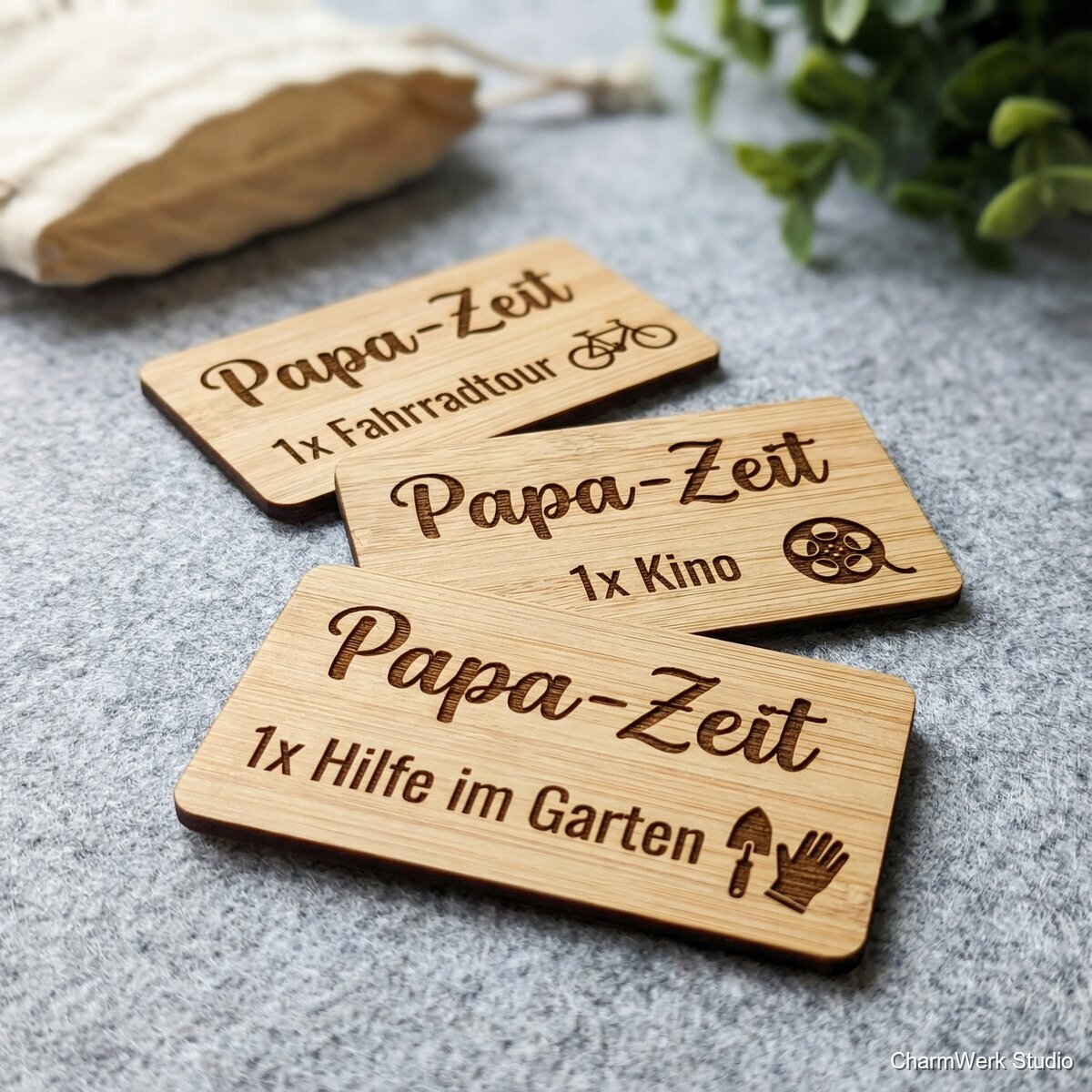 Lasergravierte „Papa-Zeit“-Gutscheinkarten aus Holz - Detailansicht