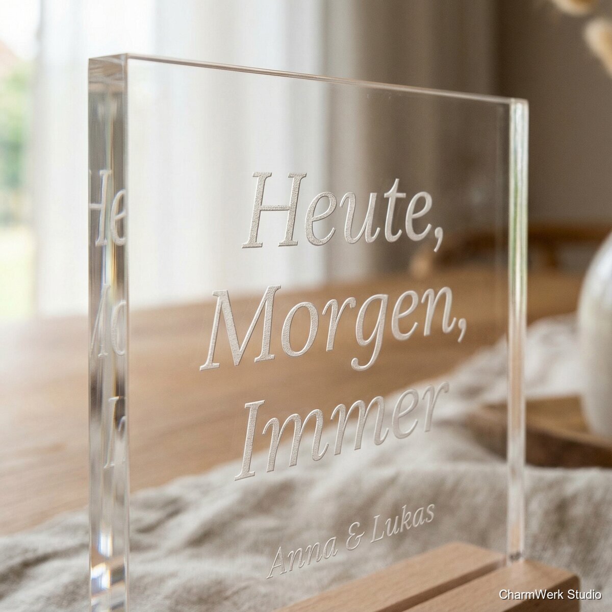 Acryl-Tischaufsteller „Heute, Morgen, Immer“ - Detailansicht