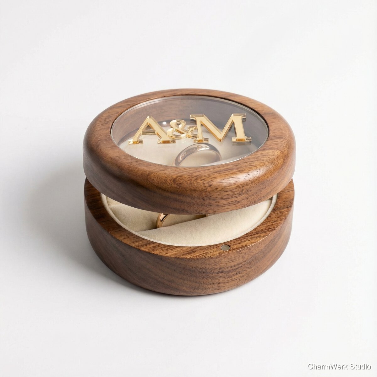 CNC-Ringbox mit Acryl-Initialen im Deckel