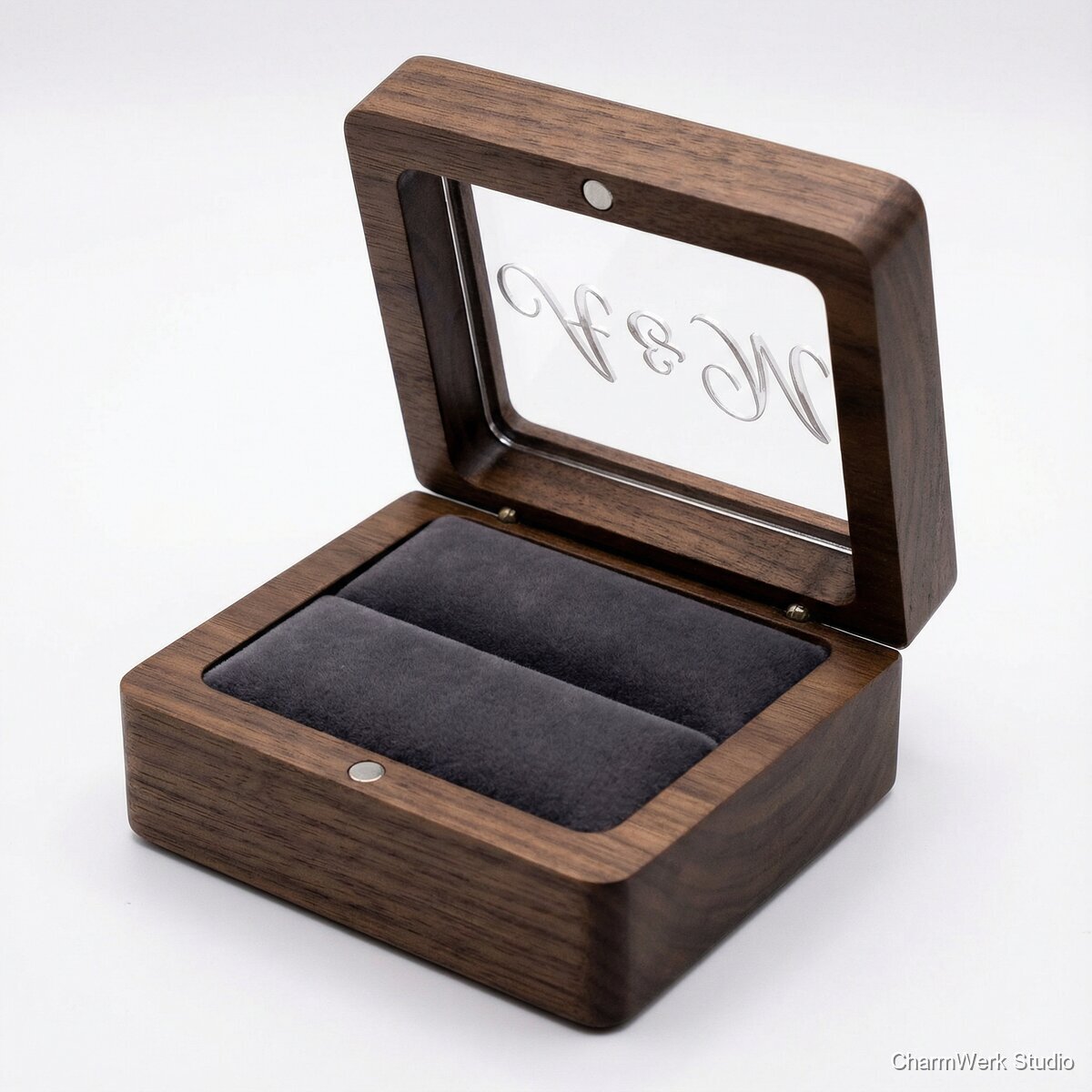 CNC-Ringbox mit Acryl-Initialen im Deckel - Seitenansicht