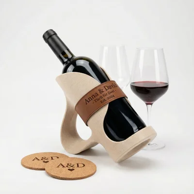 Personalisierter „Table for Two“-Weinhalter mit Namen